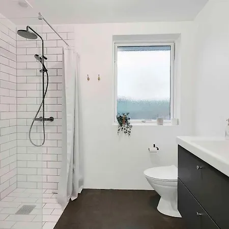 Nyaraló Flot Renoveret Sommerhus, Taet Pa Vandet *