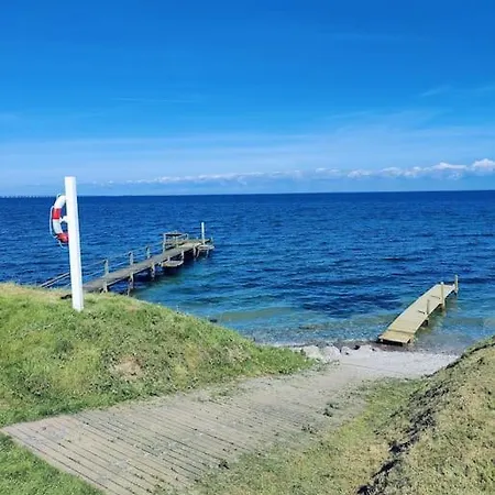 Nyaraló Flot Renoveret Sommerhus, Taet Pa Vandet Frørup