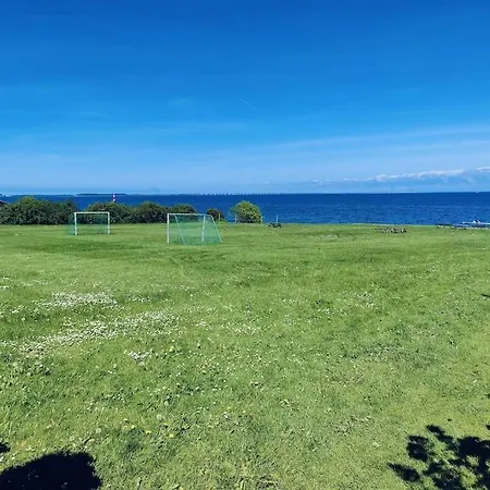 Nyaraló Flot Renoveret Sommerhus, Taet Pa Vandet