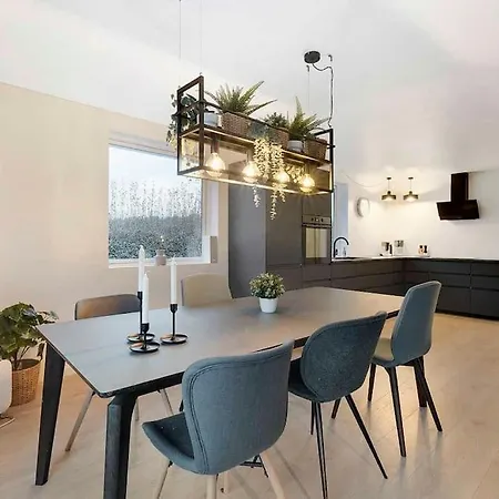 Nyaraló Flot Renoveret Sommerhus, Taet Pa Vandet Frørup